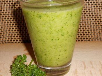 groene-smoothie-met-peterselie-en-ananas