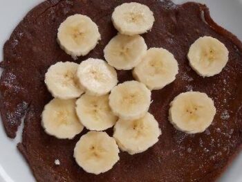 Boekweitpannenkoeken met cacao en banaan of geraspte kokos