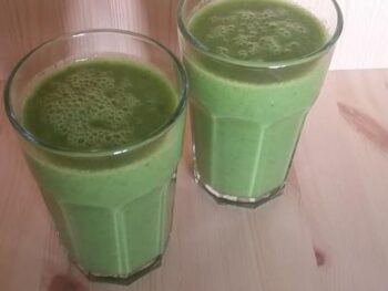 Groene smoothie van peterselie, avocado, appel, banaan