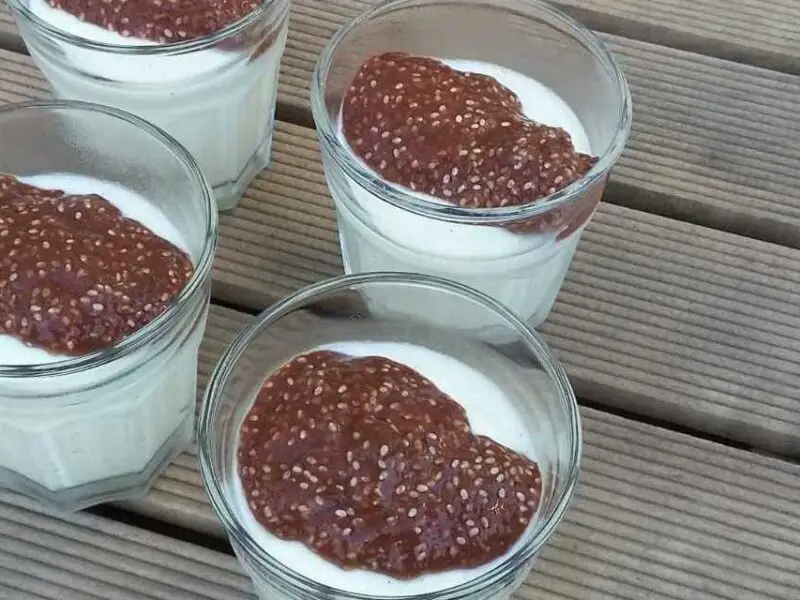 Yoghurtcreme met chia-sinaas-chocolade topping