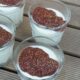 Yoghurtcreme met chia-sinaas-chocolade topping