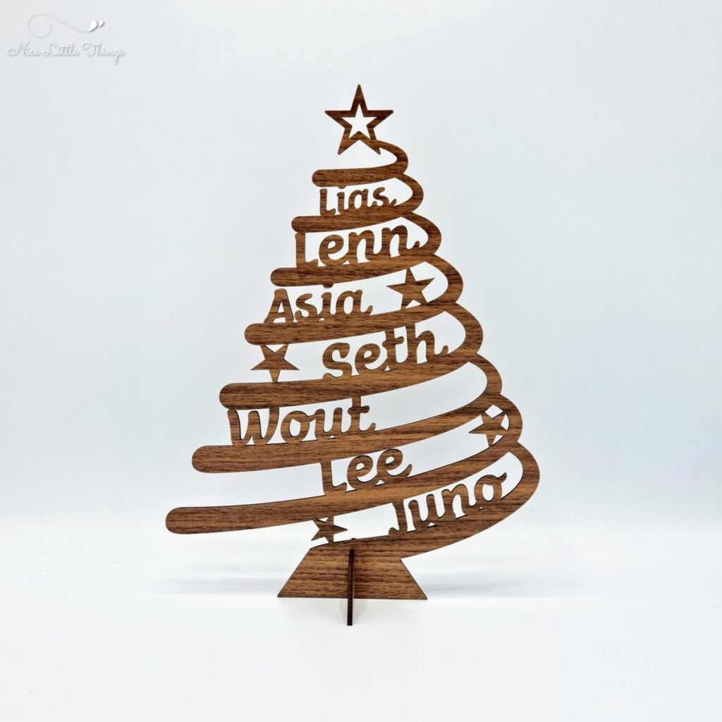 Houten kerstboom met namen erin verwerkt - familiekerstboom