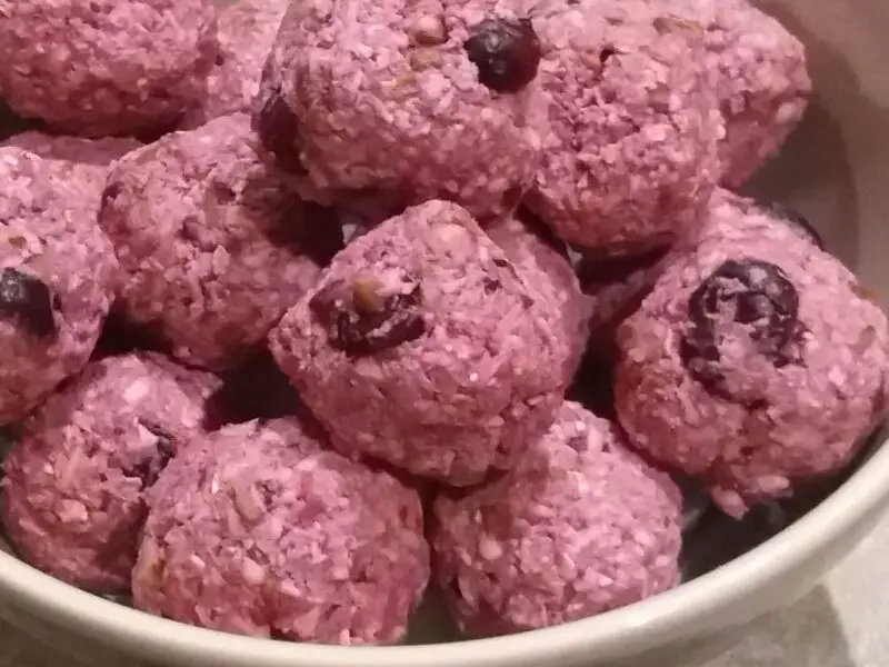 Snack-bolletjes met frambozen en kokos