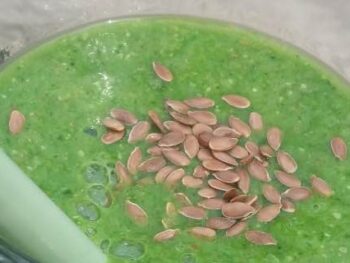 Groene smoothie met spinazie en lijnzaad