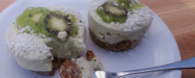 Lekkere kiwi-taartjes met kokosroom - glutenvrij, zonder zuivel of suiker