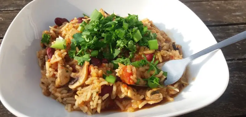 Vegetarische Jambalaya - eenpansgerecht met rijst - in een wit vierkant diep bord