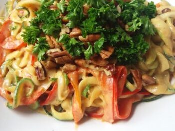 Courgetti - courgette noodles met paprika - groenteslierten