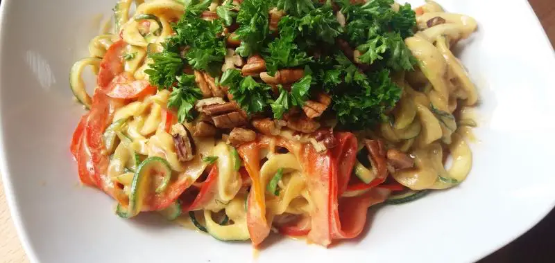 Courgetti - courgette noodles met paprika - groenteslierten