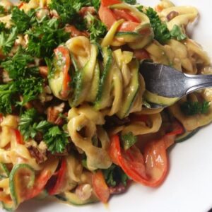 courgetti gerecht - courgette noodles met paprika en aziatische dressing en peterselie