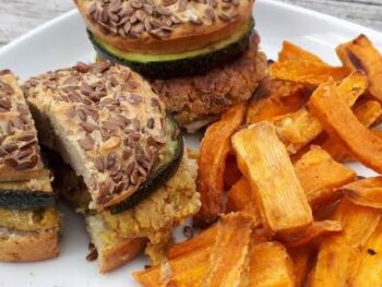 Zoete aardappel frietjes uit de oven en vegetarische burgers tussen glutenvrije broodjes