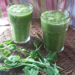 Groene smoothie van erwtenscheuten - in 2 grote glazen.