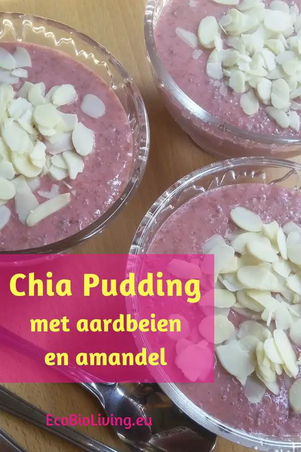 Aardbeien Chia Pudding in glazen kommetjes met amandelschilfers erop