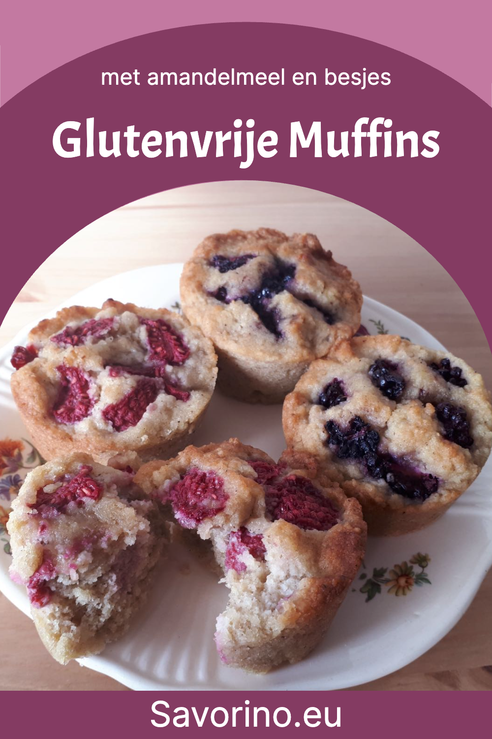 Glutenvrije Muffins met besjes erin verwerkt, op een wit bordje - Pinterest afbeelding