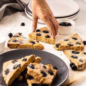 Glutenvrije scones van amandelmeel en met blauwe besjes erin