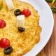 Koolhydraatarm ontbijt: omelet met olijven, feta, tomaatjes.