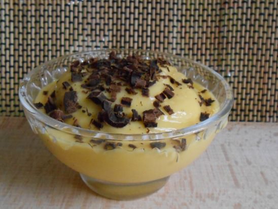 Mango ijsje met chocoladestukjes erin - in glazen kommetje op zeegras placemat - ijs maken van fruit zonder ijsmachine