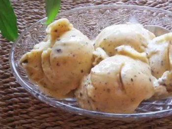 Mango ijsje met chocoladestukjes erin - zelf gezond ijs maken van fruit zonder ijsmachine