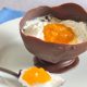 Feestelijk Dessert voor Pasen - chocolade eierdop met yoghurt-room ei