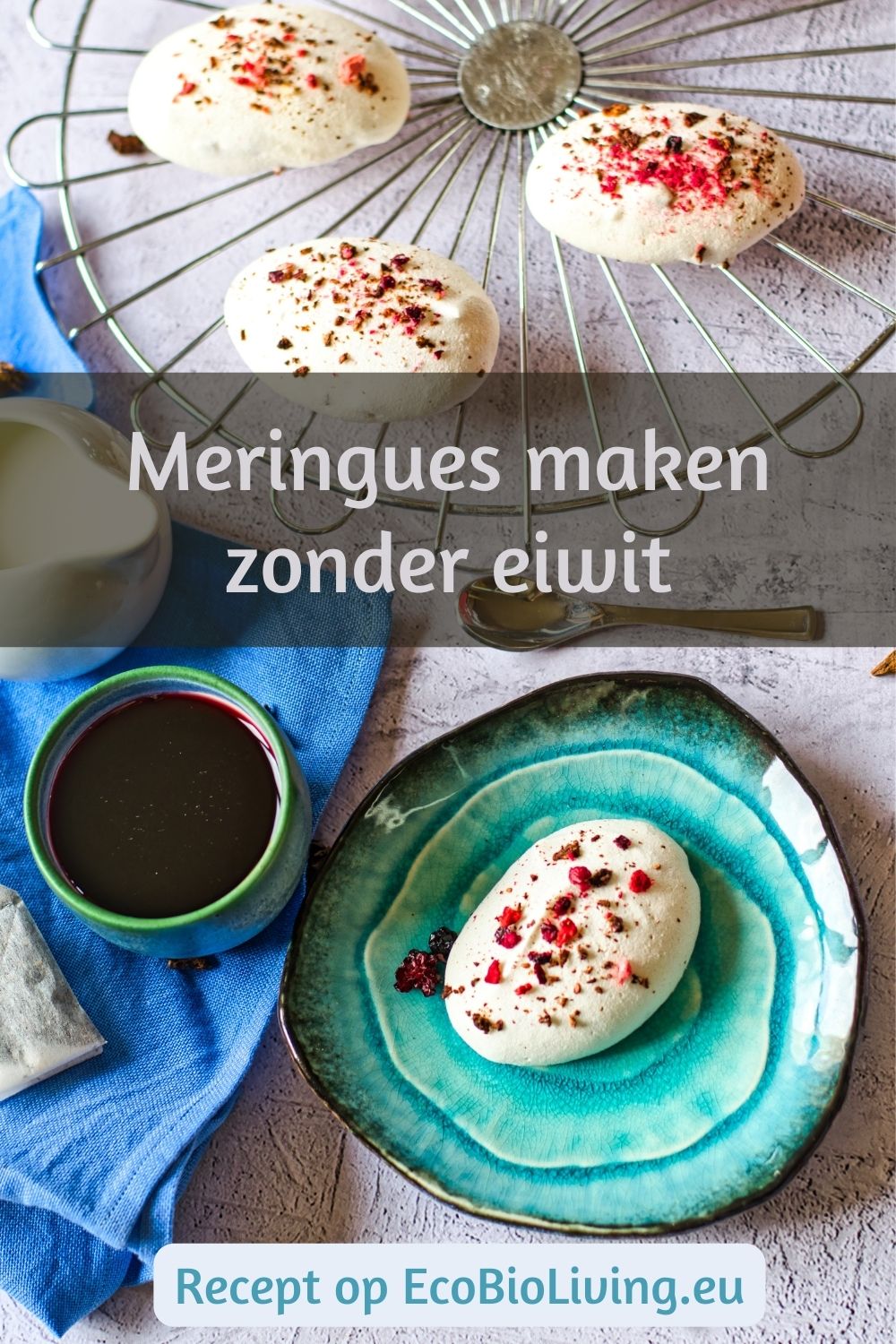 Pin met tekst: Meringues maken zonder eiwit - foto van zelfgemaakte meringue op aquakleurig bordje