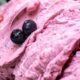 roze schepijs van bessen - zelf gezonde ijsjes maken zonder zuivel en eieren