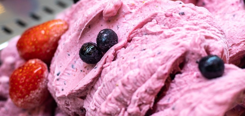 roze schepijs van bessen - zelf gezonde ijsjes maken zonder zuivel en eieren
