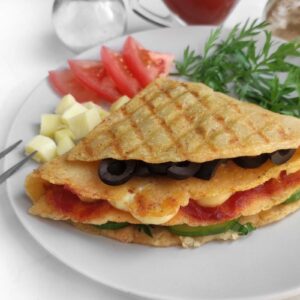 Quesadilla - een gegrilde glutenvrije tortilla met vegan vulling