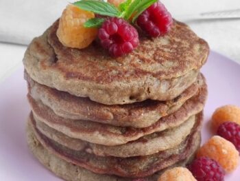 Glutenvrije American Pancakes - Boekweit pancakes op een stapeltje met gele en rode frambozen als topping
