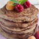 Glutenvrije American Pancakes - Boekweit pancakes op een stapeltje met gele en rode frambozen als topping