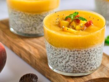 Chia pudding met perzik toplaag en stukjes perzik erop in glaasjes