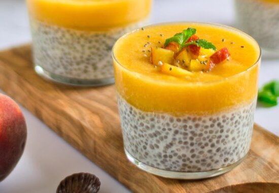 Chia pudding met perzik toplaag en stukjes perzik erop in glaasjes