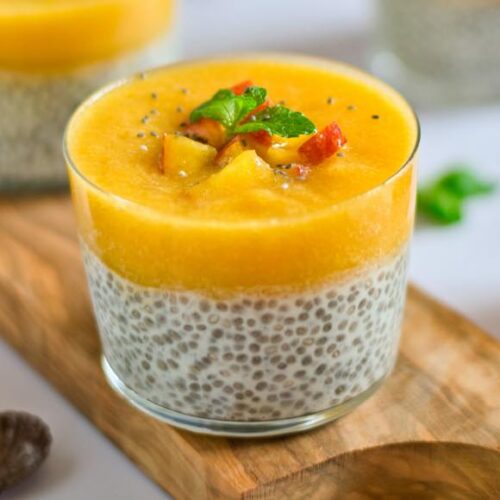 Chia pudding met perzik toplaag en stukjes perzik erop in glaasjes