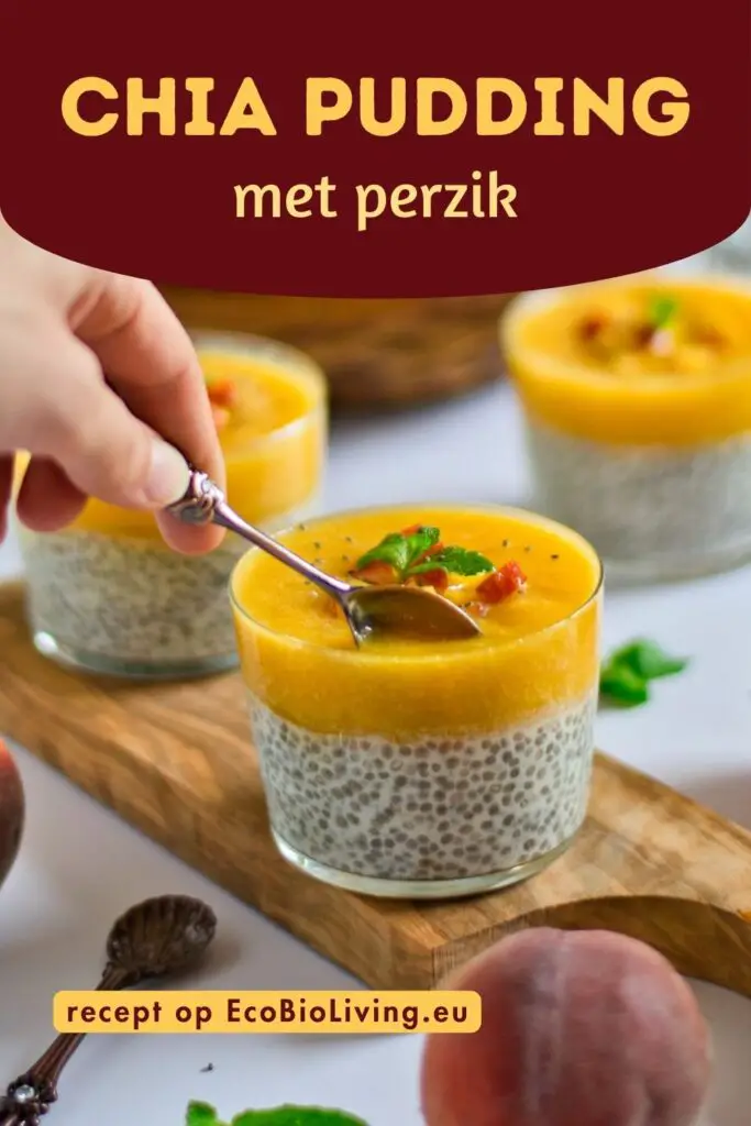 Chia pudding met perzik-moes en kleine stukjes perzik als topping - in glaasjes